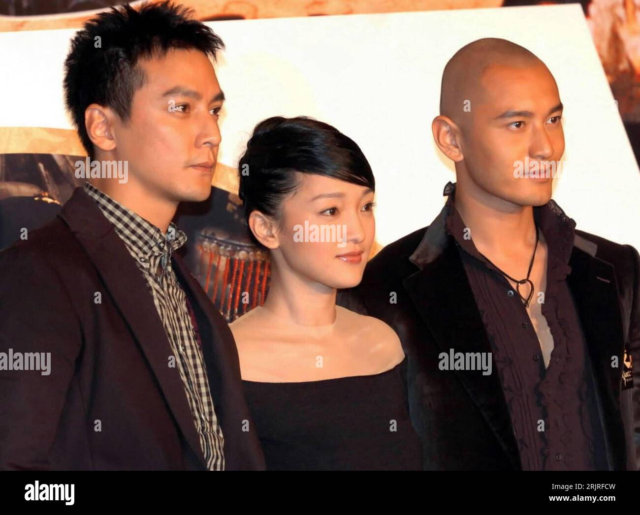 Bildnummer: 51412871 Datum: 14.08.2006 Copyright: imago/Xinhua V.l.n.r.: Schauspieler Daniel Wu, Zhou Xun und Huang Xiaoming (alle CHN) anlässlich eines Pressetermins zum Film - das Bankett - in Hong Kong PUBLICATIONxNOTxINxCHN, Personen; 2006, Hong Kong, Schauspieler, , Pressetermin, das Bankett,; , quer, Kbdig, Gruppenbild, Close, Film, Kunst, China, Randbild, People/Hongkong Stockfoto