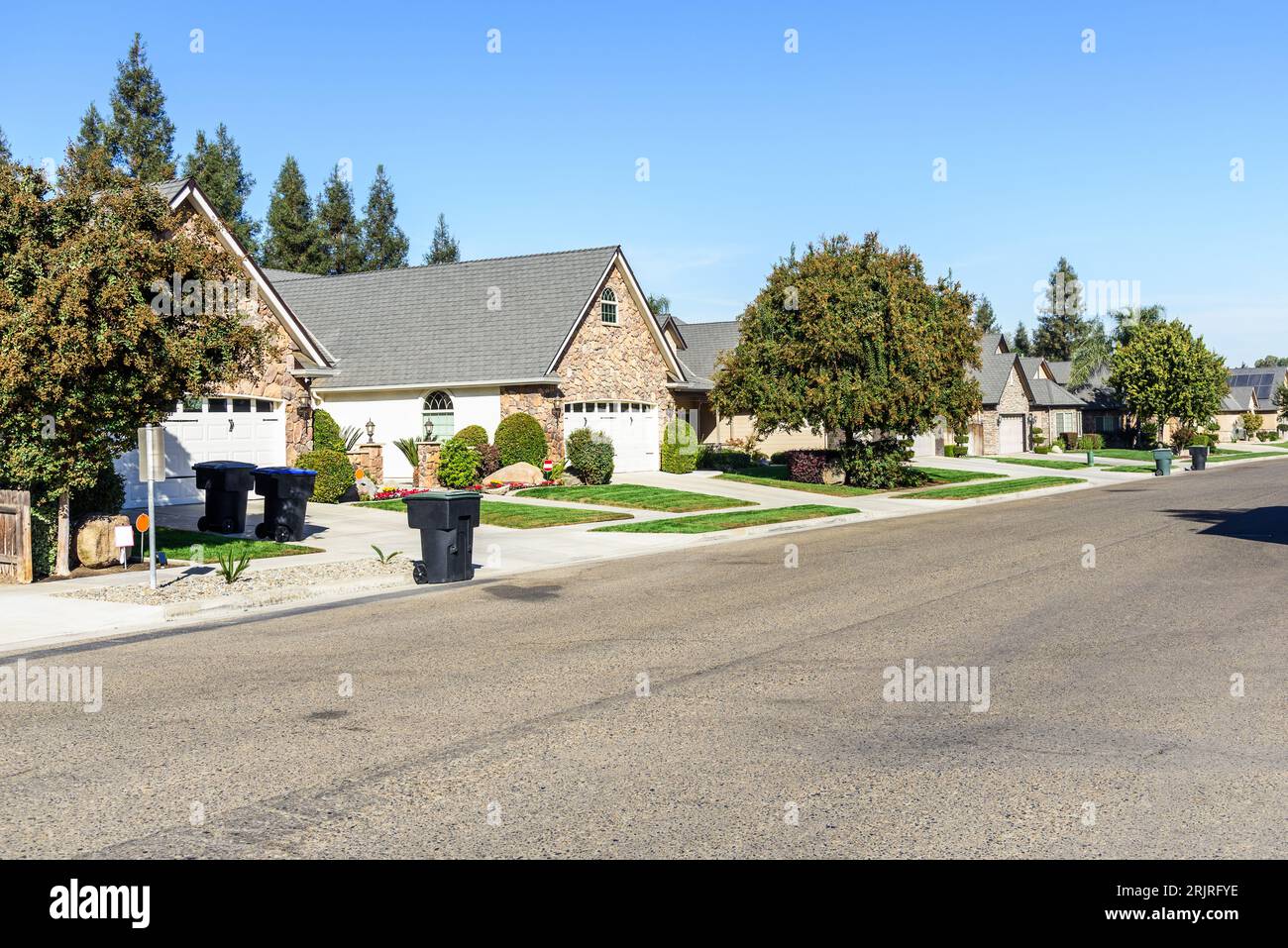Luxuriöses Haus entlang einer Straße an einem klaren Herbsttag Stockfoto