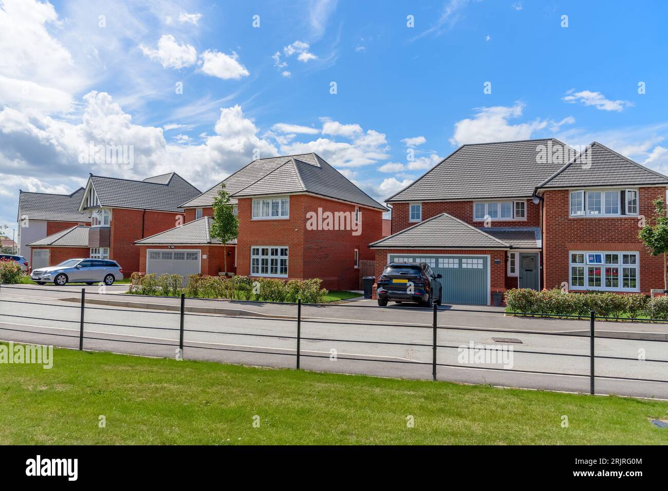 Neu gebautes Haus an einer Straße an einem sonnigen Sommertag Stockfoto