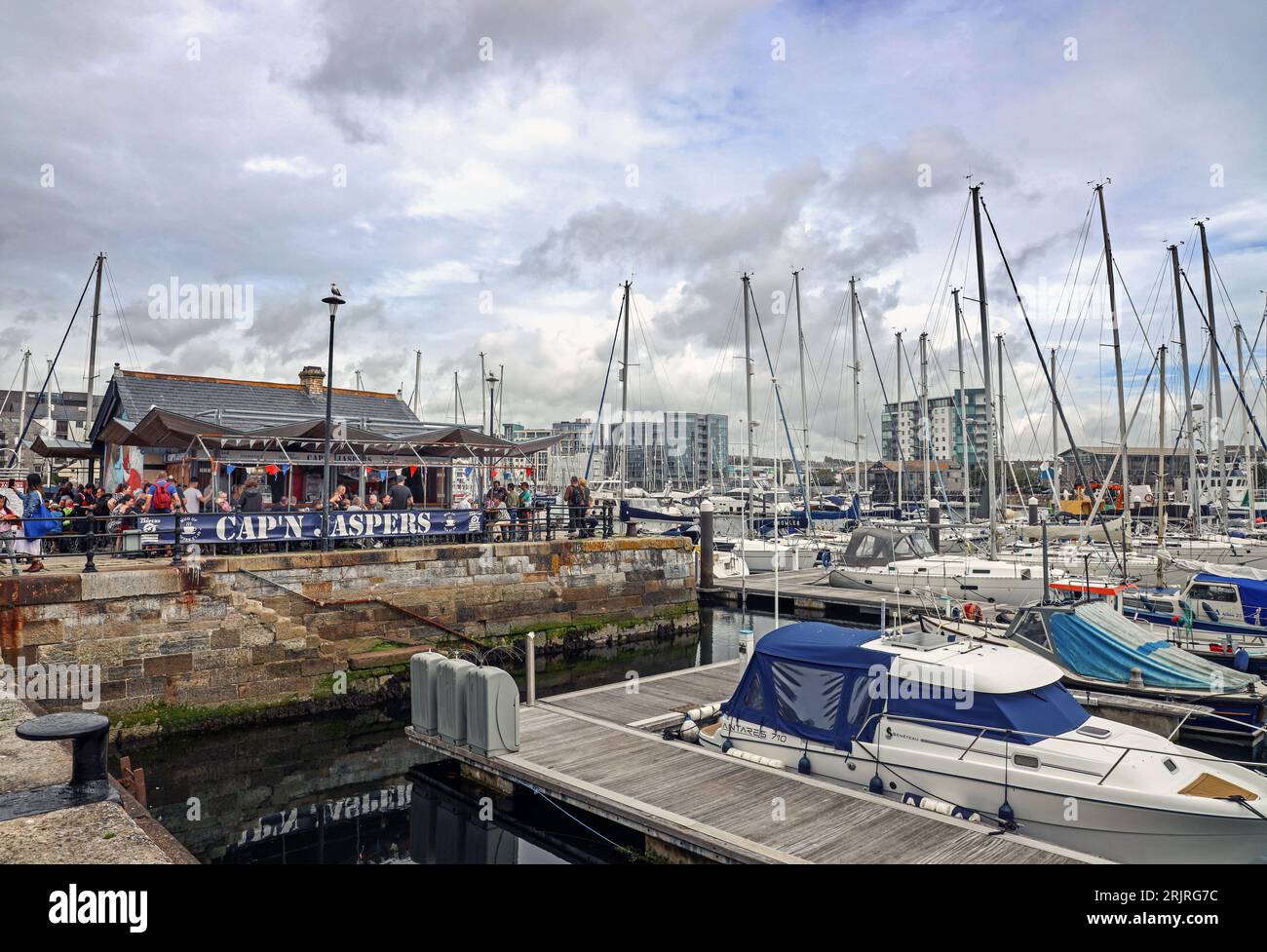 Das berühmte Outdoor-Café am Plymouth Sutton Harbour, im Innenbecken, Cap;N Jaspers, versorgt seit Jahrzehnten Bewohner und Besucher mit heißen Snacks, Kaffee A Stockfoto