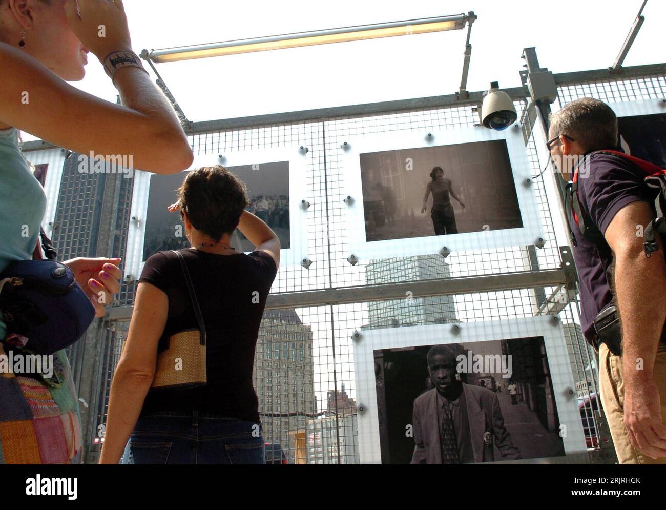 Bildnummer: 51425064 Datum: 24.08.2006 Copyright: imago/Xinhua Besucher einer Ausstellung zu den Anschlägen vom 11. September der - World Trade Center Memorial Foundation - am Ground Zero in New York - PUBLICATIONxNOTxINxCHN, Personen , Objekte; 2006, New York, Ausstellung, Ausstellungen, Gedenken, Erinnerung, 9/11, neun elf, fünf. Jahrestag, Foto, Fotos,; , quer, Kbdig, Gruppenbild, Vereinigte Staaten von Amerika, , Stockfoto