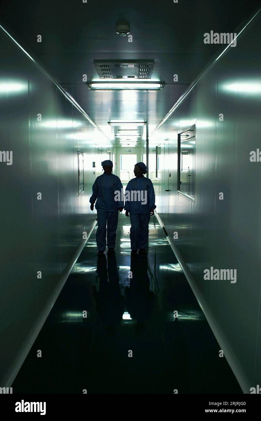 Bildnummer: 51436558 Datum: 11.09.2006 Copyright: imago/Xinhua Mitarbeiterinnen auf dem Gang einer Pharmafabrik in der Fuhua International Ecological Industry Zone in Gannan - China - PUBLICATIONxNOTxINxCHN, Personen , Gegenlichtaufnahme; 2006, Gannan, Heilongjiang, Mitarbeiter, Gänge, Flur, Fabrik, Fabriken, Pharmaindustrie; , hoch, Kbdig, Gruppenbild, Industrie, Wirtschaft, China, Arbeitswelten, Gesellschaft, , / Silhouette, Symbolfoto, Flure, dunkel, Dunkelheit, dunkler, dunkler, pharmazeutisch Stockfoto