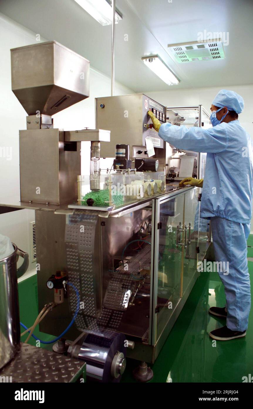 Bildnummer: 51436564 Datum: 11.09.2006 Copyright: imago/Xinhua Mitarbeiter bei seiner Arbeit in einer Pharmafabrik in der Fuhua International Ecological Industry Zone in Gannan - China - PUBLICATIONxNOTxINxCHN, Personen; 2006, Gannan, Heilongjiang, Mitarbeiter, Fabrik, Fabriken, Pharmaindustrie, Maschine, Maschinen, Produktion, Schutzkleidung, Schutzbekleidung; , hoch, Kbdig, Einzelbild, Industrie, Wirtschaft, China, Arbeitswelten, Gesellschaft, / pharmazeutische, Arbeit Stockfoto