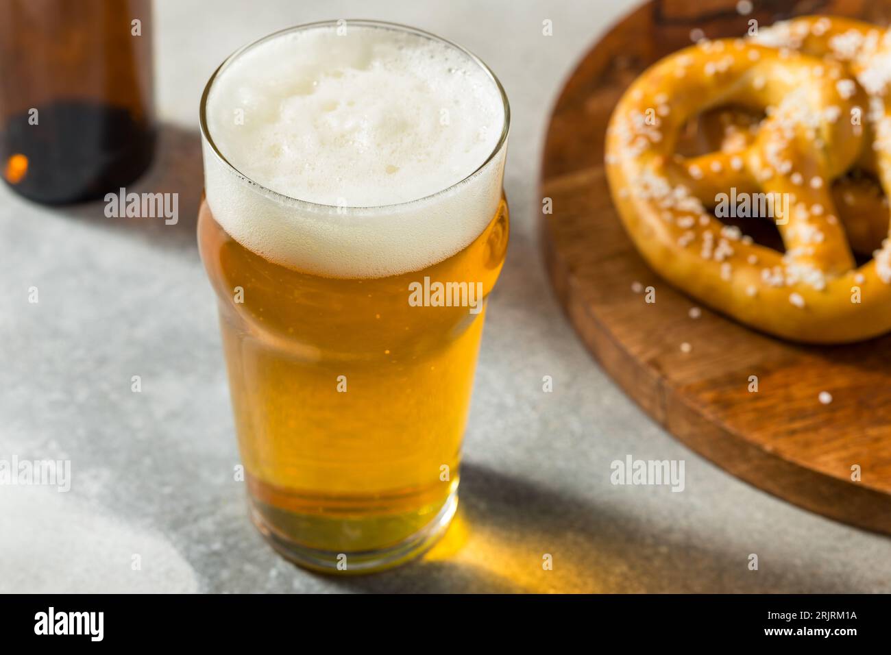 Kühles, erfrischendes Oktoberfest-Bier mit Brezeln und Senf Stockfoto