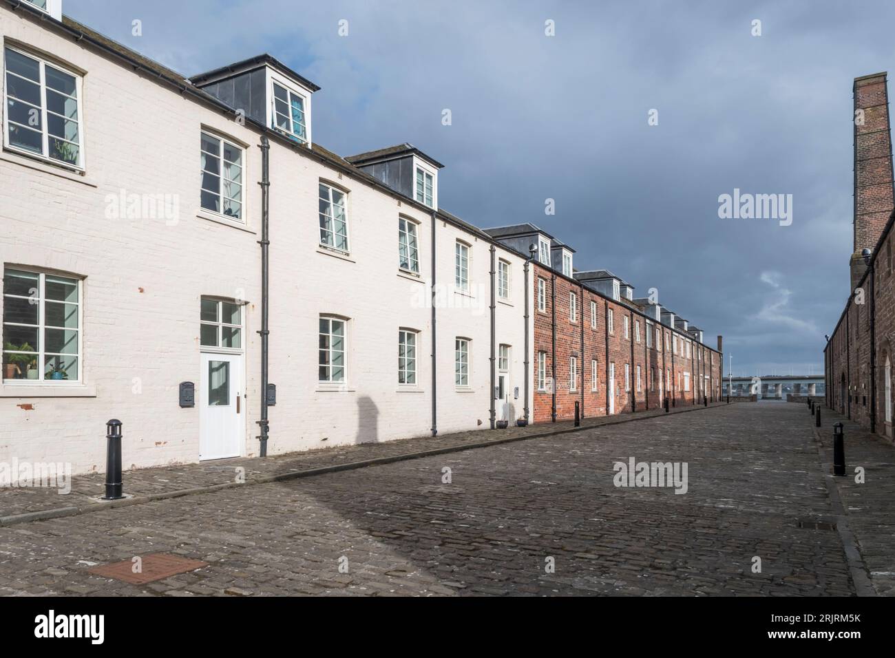 In der „Anlauer Lane“ in Dundee befinden sich Häuser, die aus den ehemaligen Hafenwerkstätten aus dem Jahr 1837 stammen. Der Schornstein markiert die ursprünglichen Schmiede. Stockfoto