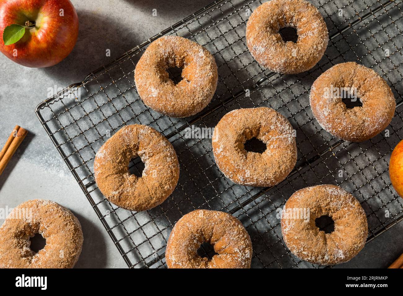 Süße hausgemachte ApfeljägerDonuts mit Zimt und Zucker Stockfoto