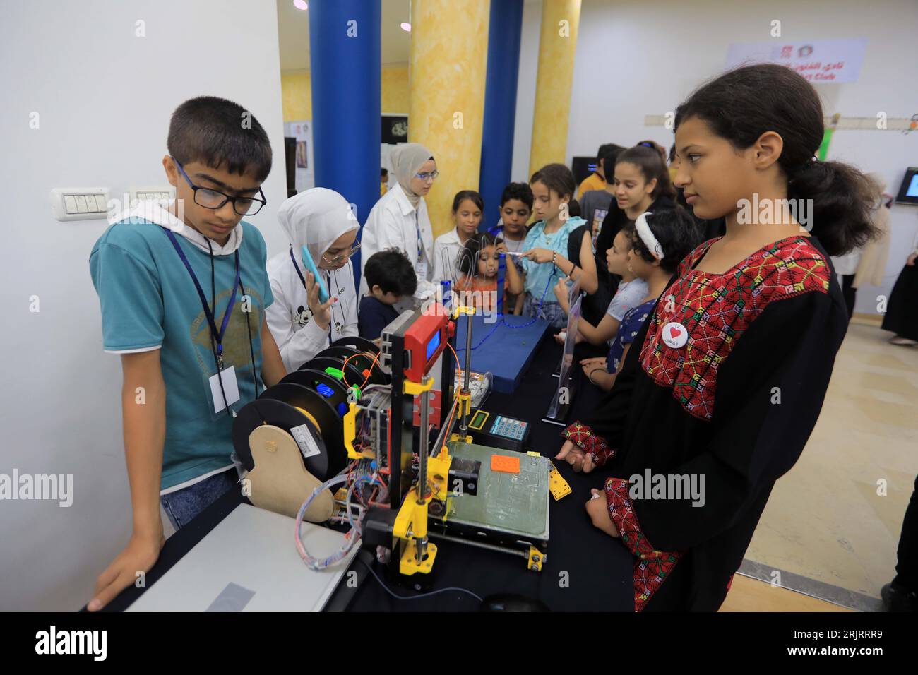 Gaza-Stadt, Palästina. August 2023. Palästinensische Kinder nehmen an den Ideen und Innovationen der Kinder Teil, an der Ausstellung des Sommerlagers 2023 in Gaza-Stadt, die Kunst, Wissenschaft, Technologie, kreatives Schreiben, mehr als 200 visuelle Kreationen, 50 wissenschaftliche Projekte, 27 audiovisuelle Werke, 39 Technologieprojekte und 60 literarische Produktionen umfasst. (Foto: Mahmoud Issa/SOPA Images/SIPA USA) Credit: SIPA USA/Alamy Live News Stockfoto