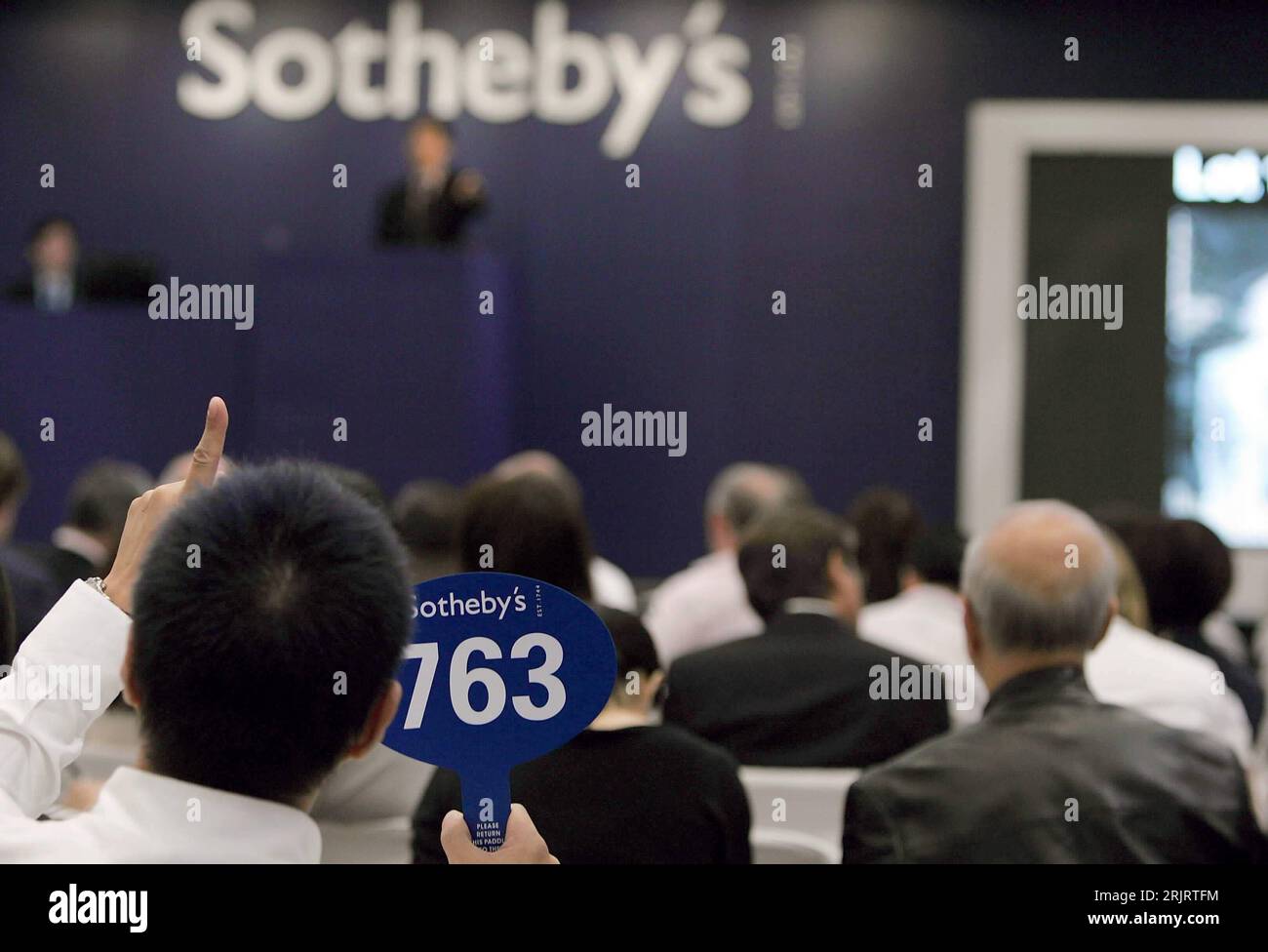 Teilnehmer einer Auktion von Sothebys in Hong Kong gibt sein Gebot ab - PUBLICATIONxNOTxINxCHN Stockfoto