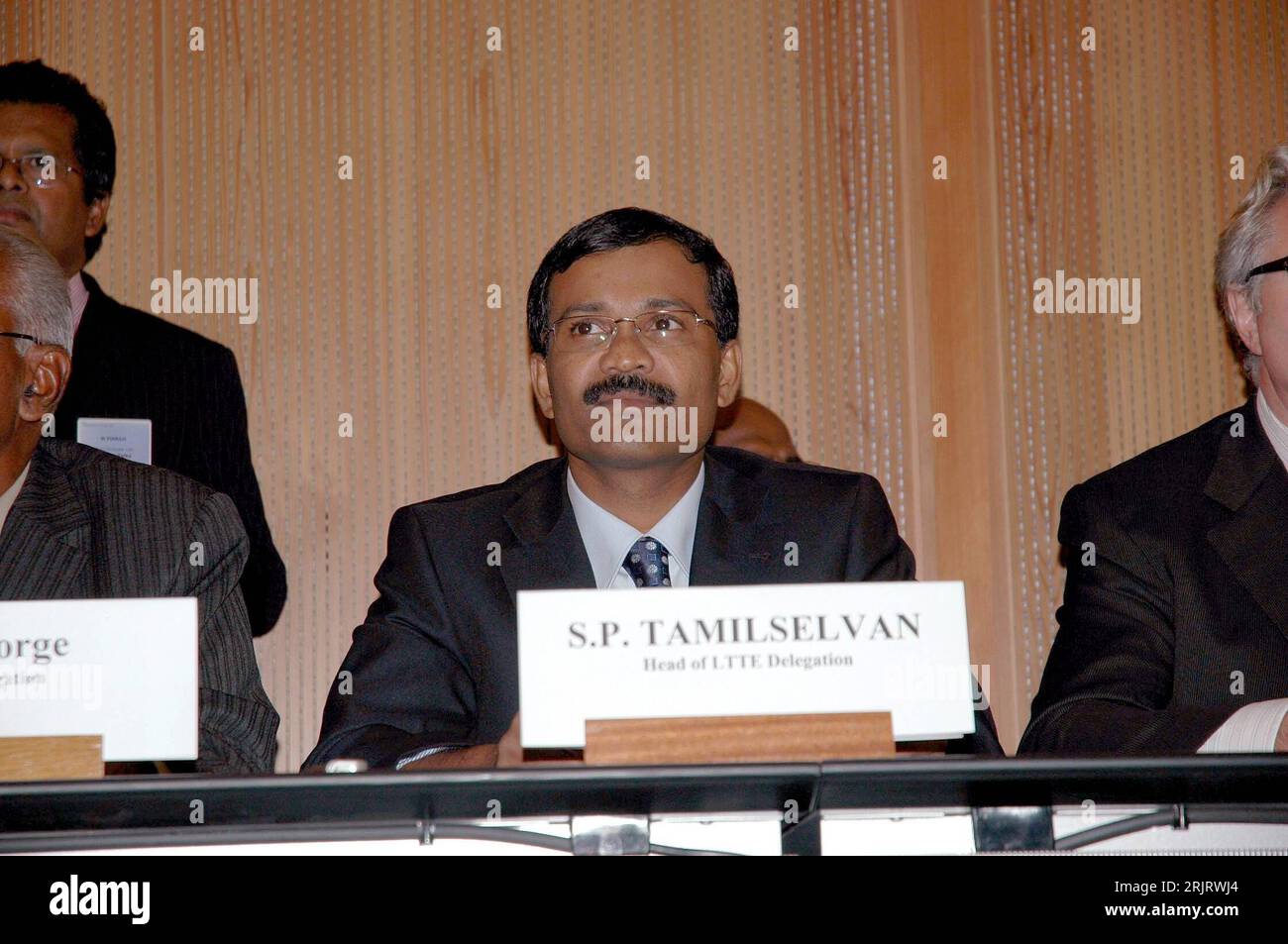 Bildnummer: 51505886 Datum: 29.10.2006 Copyright: imago/Xinhua S.P. Tamilselvan (SRI/Vorsitzender Liberation Tigers of Tamil Eelam) während einer Pressekonferenz zum Stand der Friedensverhandlungen in Genf - PUBLICATIONxNOTxINxCHN, Personen; 2006, Genf, Pressetermin , Pressekonferenz , Politiker, Namensschild, Schild, Schriftzug, LTTE; , quer, Kbdig, Einzelbild, Close, Schweiz, Randbild, People, Politik, internationale Politik Stockfoto