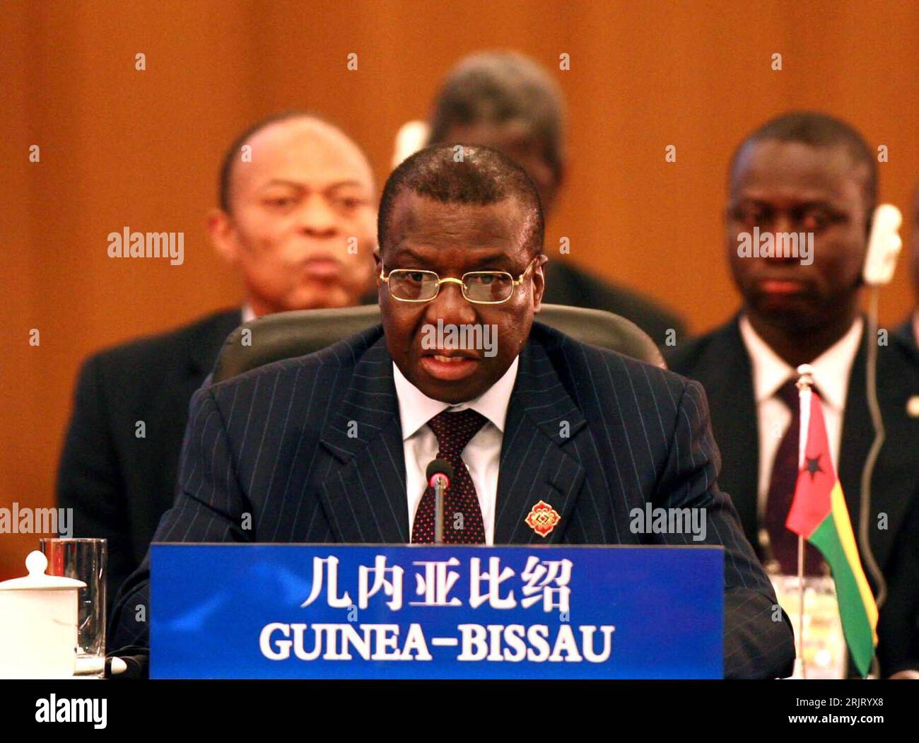 Bildnummer: 51517431 Datum: 05.11.2006 Copyright: imago/Xinhua Präsident Joao Bernardo Vieira (GBS) anlässlich des - Forum on China Africa Cooperation - in Peking - PUBLICATIONxNOTxINxCHN, Personen; 2006, Peking, FOCAC, Konferenzen, Gipfel, Gipfeltreffen, Politiker, Politik, Staatspräsident,; , quer, Kbdig, Gruppenbild, Close, Internationale Politik, Politik, China, Randbild, Menschen o0 Nino Bildnummer 51517431 Datum 05 11 2006 Copyright Imago XINHUA Präsident Joao Bernardo Vieira GBS während des Forums ÜBER DIE Zusammenarbeit in China Afrika in Peking PUBLICATIONxNOTxINxCHN People 2006 Peking FOCAC C Stockfoto