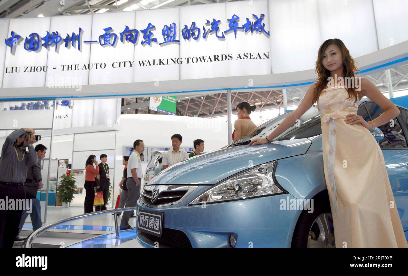 Bildnummer: 51527786 Datum: 02.11.2006 Copyright: imago/Xinhua Messehostess posiert neben einem Auto am Messestand der Stadt Liu Zhou während der - 3. China-ASEAN Exposition - in Nanning - PUBLICATIONxNOTxINxCHN, Personen , Objekte; 2006, Nanning, Ausstellung, Ausstellungen, Expo, Vereinigung südostasiatischer Staaten, Messen, Messestand, Messestände, Auto, Liuzhou, Autocity, Auto City,; , quer, Kbdig, Einzelbild, China, o0 Wirtschaft, Industrie, Automobilindustrie, Frau, Hostess, Hostessen, Dongfeng, Dong Feng Stockfoto
