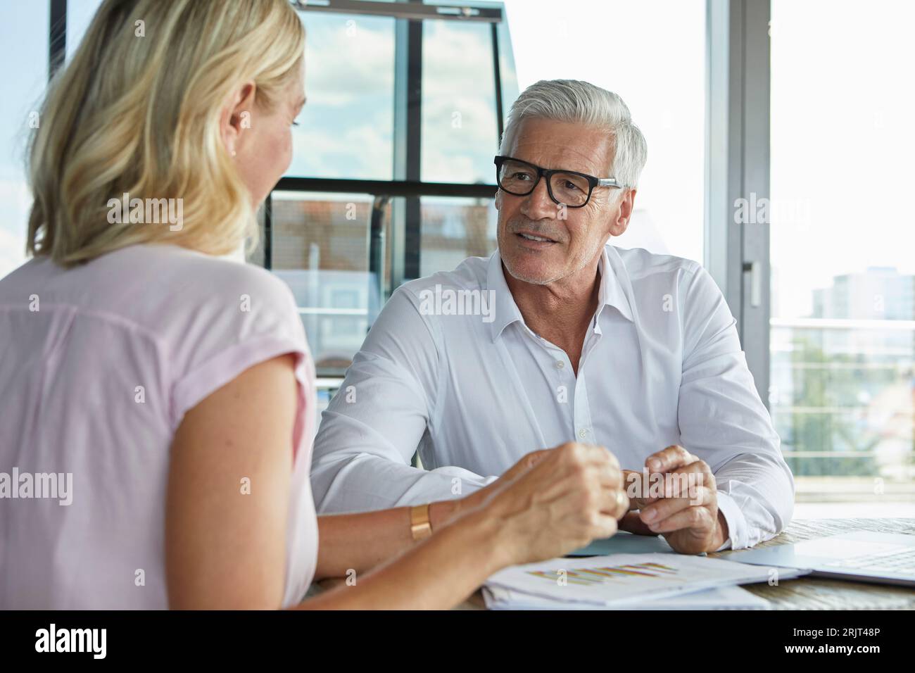 Geschäftsmann snd Frau sitzt im Büro, diskutieren Projekt Stockfoto