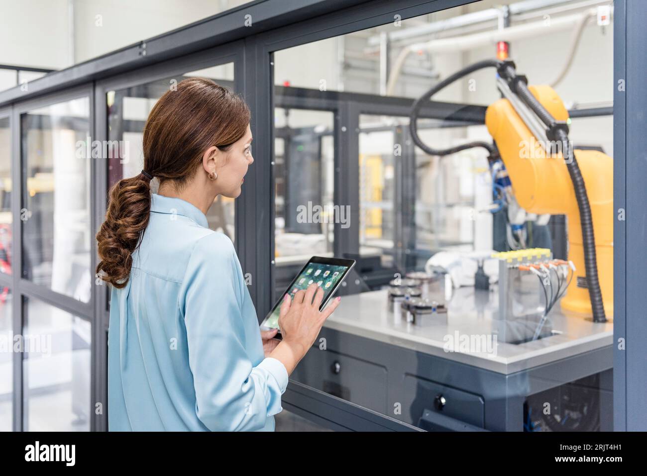 Geschäftsfrau mit digitalen Tablet in High-Tech-Unternehmen Stockfoto