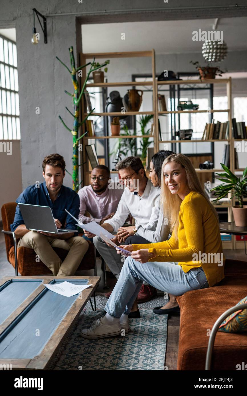Business Team mit Laptop und diskutieren Dokumente in loft Büro Stockfoto