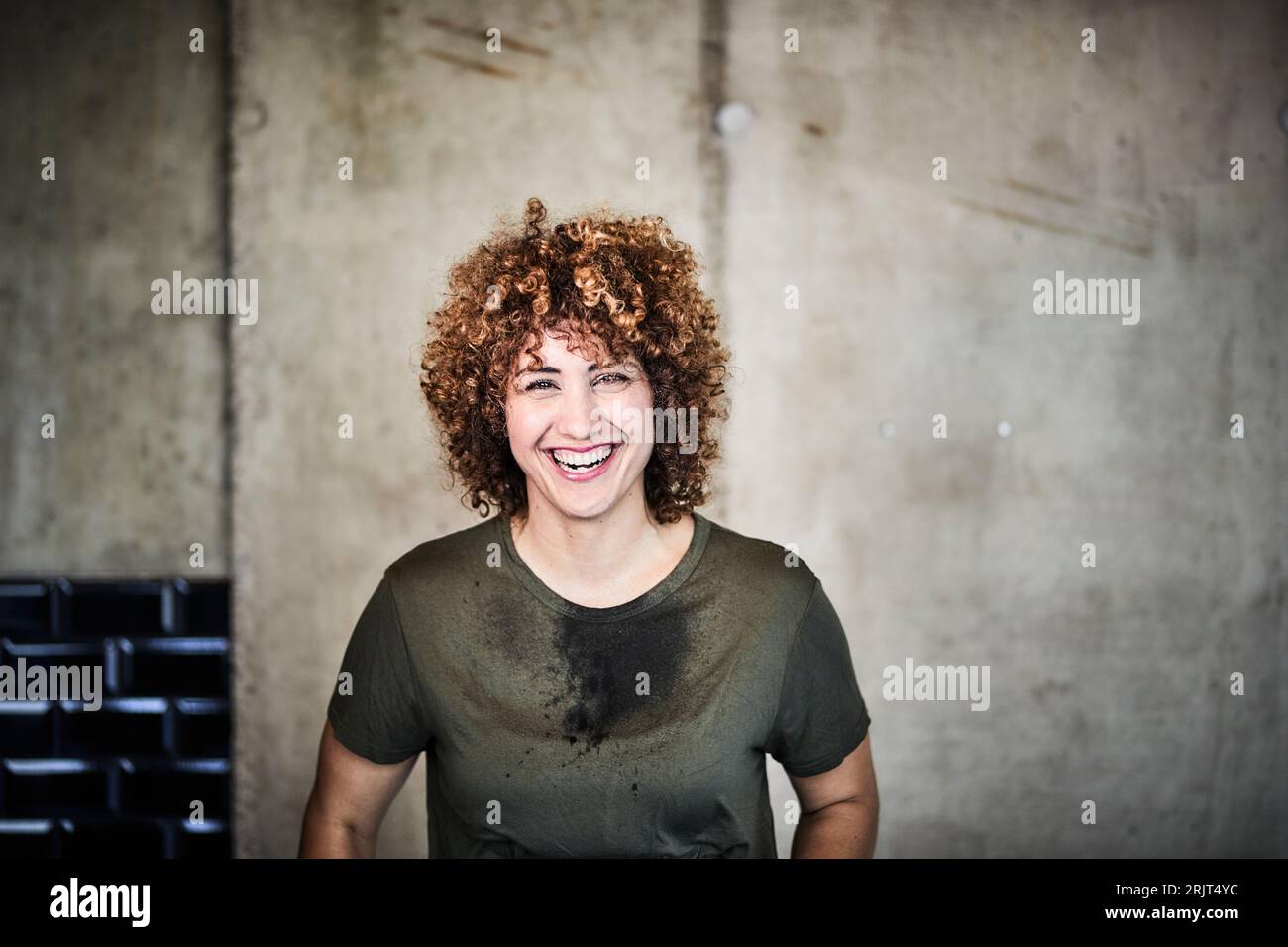 Porträt einer lachenden Frau mit gebeiztem T-Shirt Stockfoto