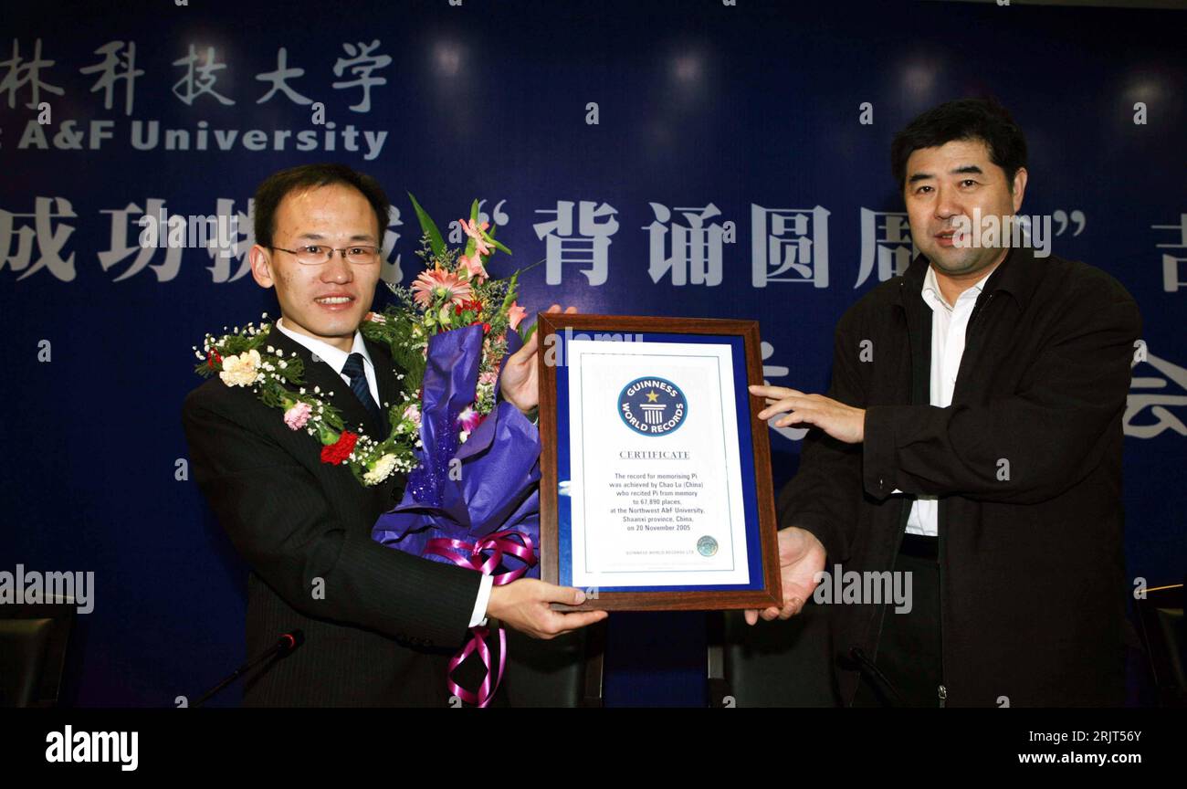 Bildnummer: 51573818 Datum: 24.11.2006 Copyright: imago/Xinhua Preisträger Lu Chao (li., CHN) erhält die - Guiness World Records - Urkunde für seine Gedächtnisleistung bezüglich der Zahl Pi an der A & F University in Yangling PUBLICATIONxNOTxINxCHN, Personen , optimistisch , Freude; 2006, Yangling, Shaanxi, Urkunden, Preisträger, Pressetermin; , quer, Kbdig, Gruppenbild, China, Randbild, , People o0 Weltrekord, Weltrekordler, Wissenschaft, Mathematik Stockfoto