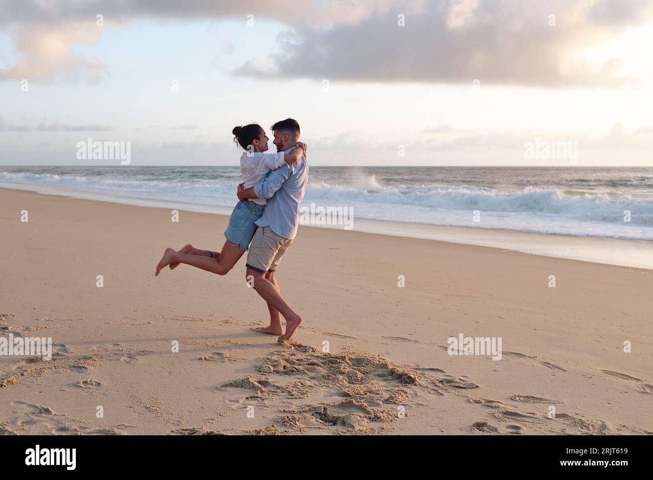 Mein Freund und meine Freundin genießen zusammen am Strand Stockfoto