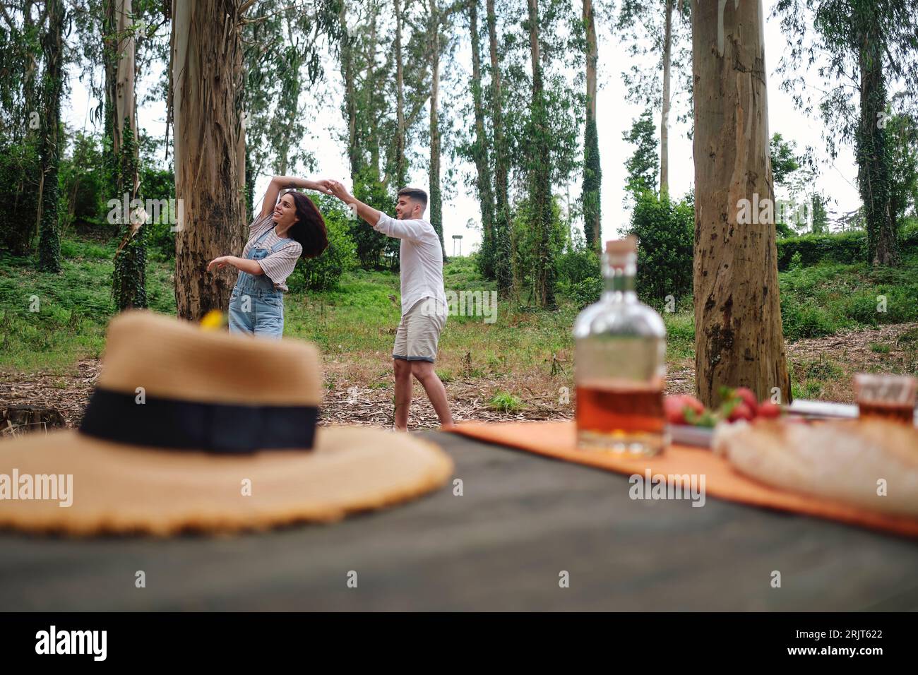 Freund und Freundin tanzen zusammen im Wald Stockfoto