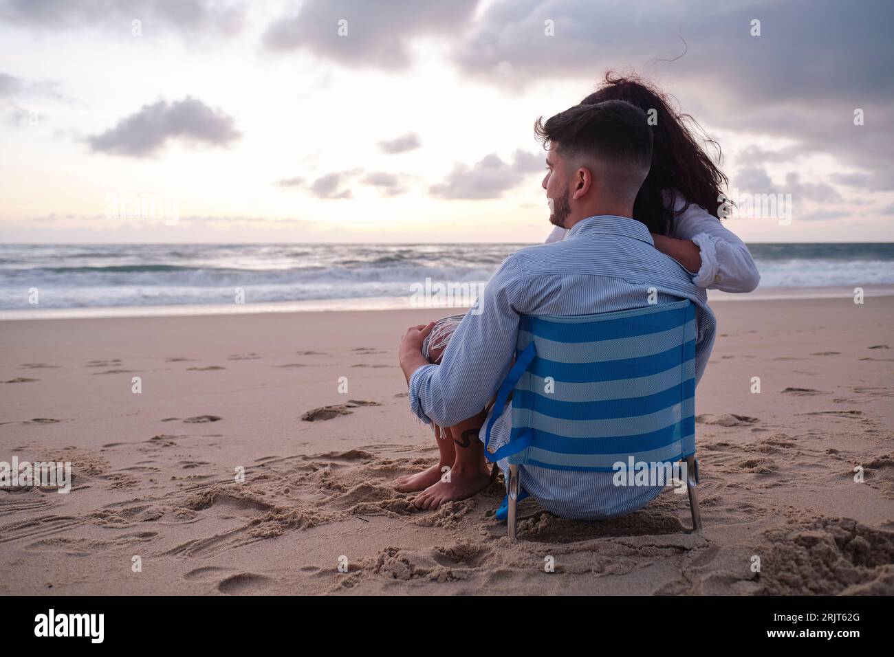 Freund und Freundin, die auf das Meer schauen Stockfoto