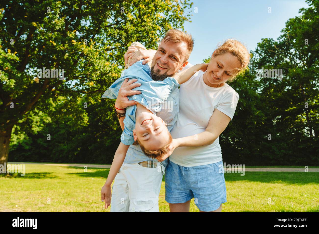 Verspielter Sohn mit Eltern auf dem Spielfeld Stockfoto