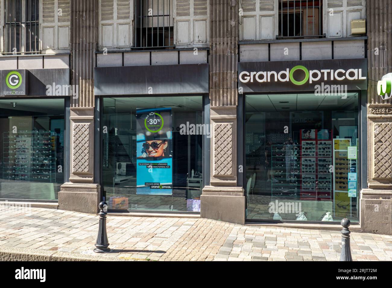 Die Außenansicht eines GRAND OPTICAL Stores, einer renommierten französischen Kette von Optikgeschäften, ist in diesem Bild zu sehen Stockfoto