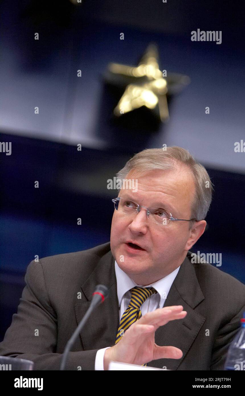 Bildnummer: 51588698 Datum: 12.12.2006 Copyright: imago/Xinhua Olli Rehn (FIN/EU Erweiterungskommissar) während einer Pressekonferenz in Brüssel - PUBLICATIONxNOTxINxCHN, Personen; 2006, Brüssel, Politiker, Politik, Europapolitik, , Pressekonferenz , Pressetermin , Kommissar, Gestik,; , hoch, Kbdig, Einzelbild, Close, Internationale Politik, Politik, Belgien, Randbild, Leute Stockfoto