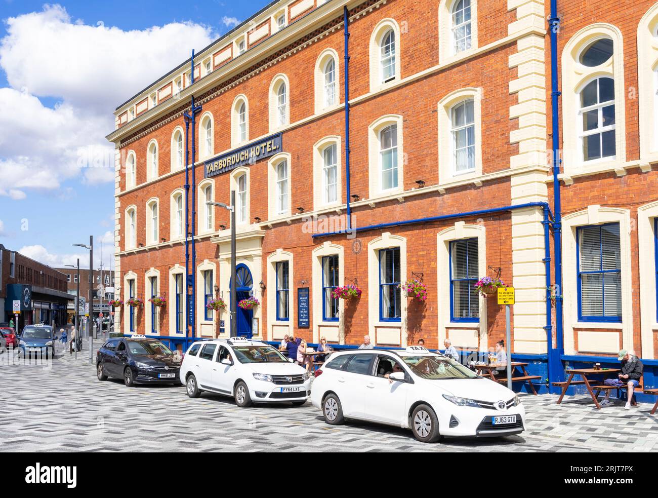 In der Innenstadt von Grimsby befinden sich Taxis an einem Taxistand vor dem Yarborough Hotel, einem Wetherspoon Pub in Grimsby North Lincolnshire England GB Europa Stockfoto