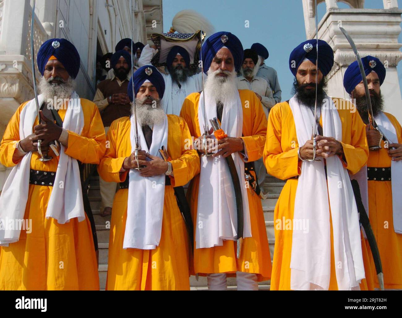 Bildnummer: 51598542 Datum: 23.11.2006 Copyright: imago/Xinhua Sikh- Priester und Kämpfer anlässlich einer Prozession zum Gedenken an Guru Teg Bahadur in Amritsar - PUBLICATIONxNOTxINxCHN , Personen; 2006, Amritsar, Religion, Sikh, Sikhismus, Gläubiger, Gläubiger, Einheimischer, einheimische, Tradition; , quer, Kbdig, Gruppenbild, Indien, , Stockfoto