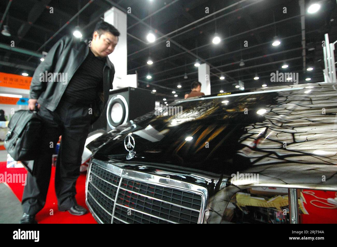 Bildnummer: 51607632 Datum: 07.12.2006 Copyright: imago/Xinhua Internationale Automesse 2006 in Hangzhou PUBLICATIONxNOTxINxCHN, Objekte , Personen; 2006, Hangzhou, Automesse, Messe, PKW, Mercedes Benz, DaimlerChrysler AG, Automobilindustrie; , quer, Kbdig, Einzelbild, Industrie, Wirtschaft, China, , Stockfoto