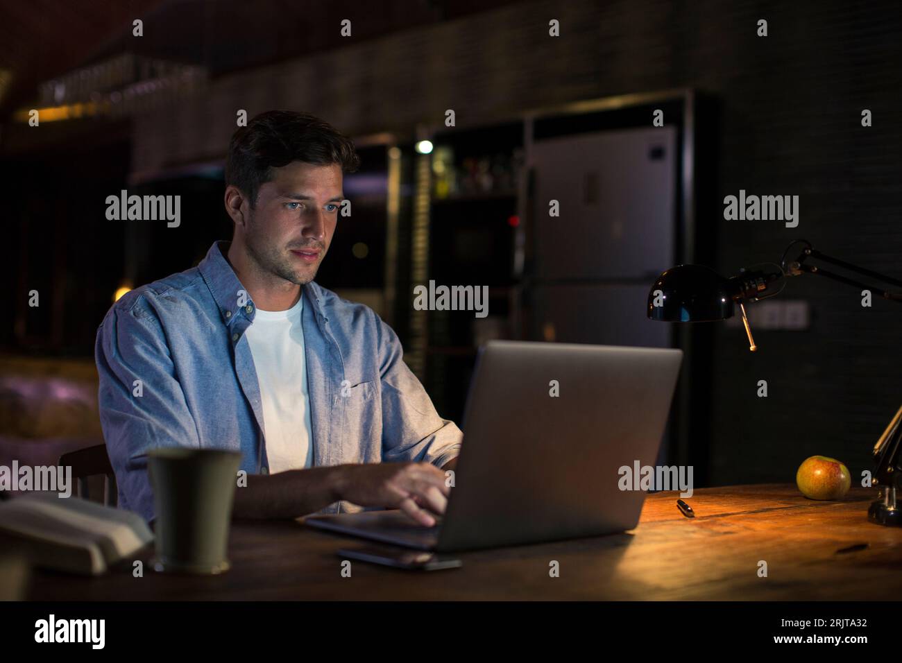 Freiberufler, der im Home Office mit der Konzentration auf Notebooks arbeitet Stockfoto