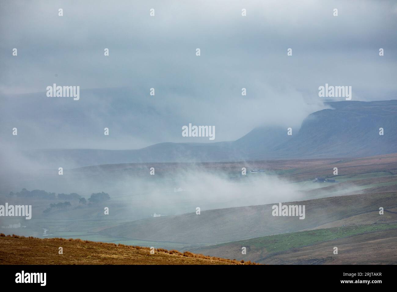 Blick hinunter auf Widdybank Fell und das Tal von Harwood Beck in der Nähe des Flusses Tees, Upper Teesdale, County Durham, mit Nebel und Nebel auf den Fjells Stockfoto