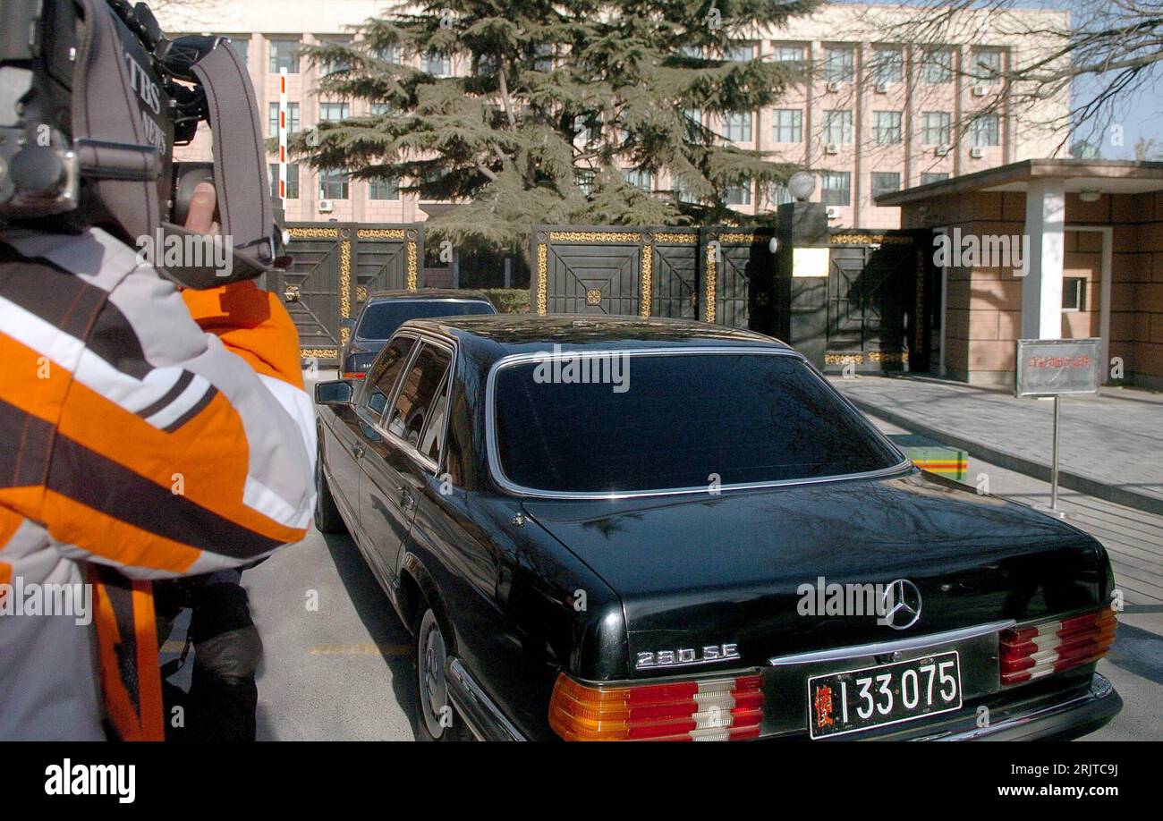 Bildnummer: 51620317 Datum: 16.12.2006 Copyright: imago/Xinhua Wagen der nordkoreanischen Botschaft in Peking im Medieninteresse PUBLICATIONxNOTxINxCHN, Personen; 2006, Peking, Auto, schwarz, schwarz, schwarzer, Mercedes Benz, DaimlerChrysler, Daimler Chrysler, nordkoreanisch, nordkoreanisch, Medien; , quer, Kbdig, Einzelbild, , China, , Stockfoto