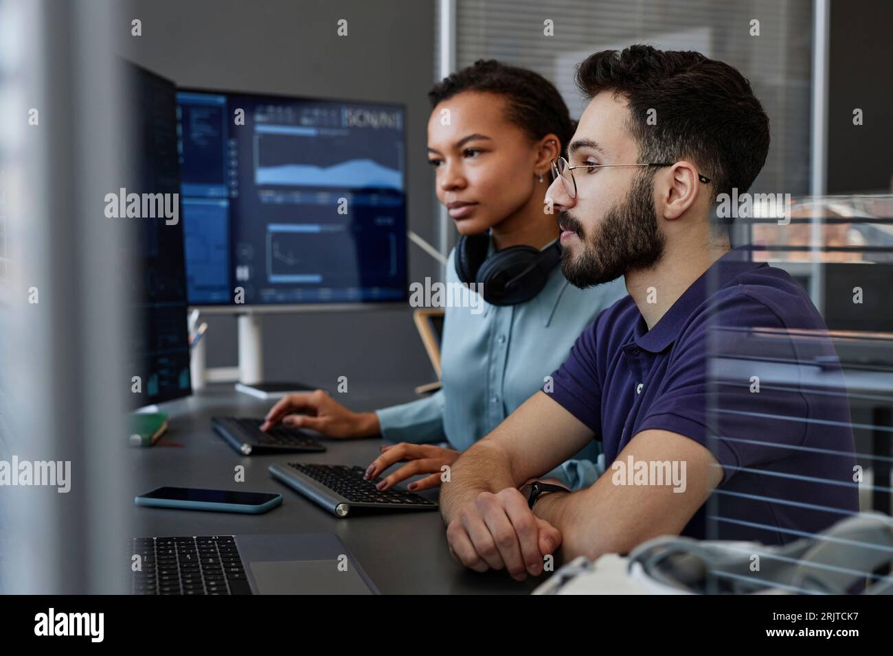 IT-Experten arbeiten am Schreibtisch zusammen Stockfoto