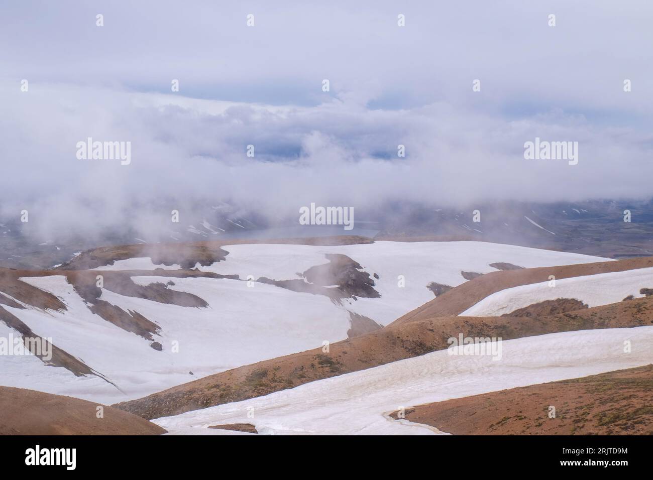 Eine verschneite Berglandschaft ohne Spuren menschlicher Aktivität: Island, Laugavegur Trail Stockfoto