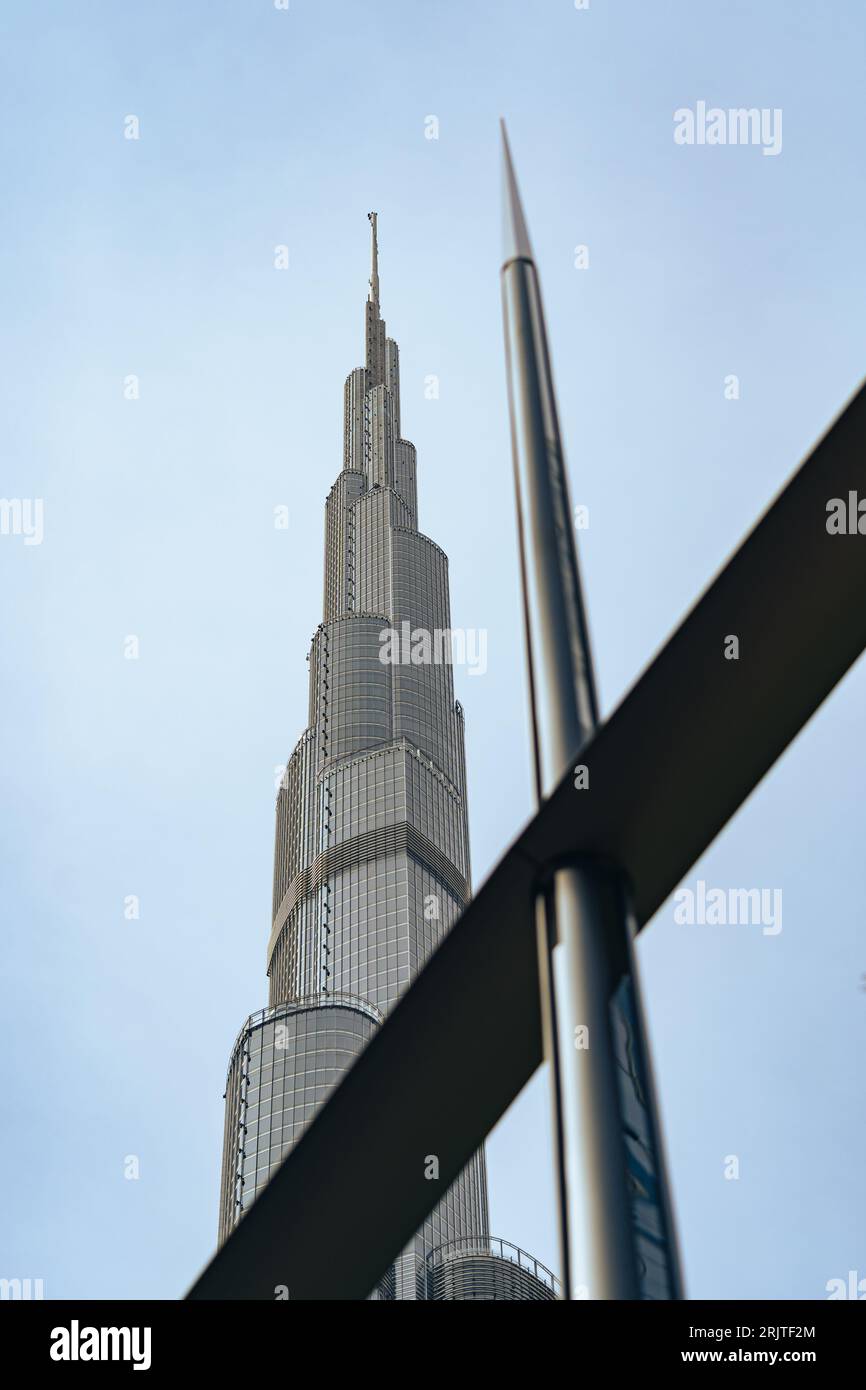 Ein Schuss des Burj Khalifa in Dubai unter dem blauen Himmel, Vereinigte Arabische Emirate Stockfoto