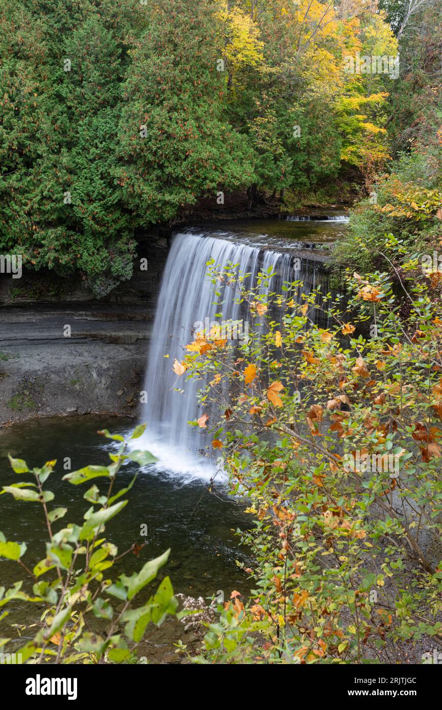 Die Bridal Veil Falls auf der MANITOULIN Island in Ontario, 35 Meter hoch, stürzen sich in einen natürlichen Swimmingpool, der im Sommer bei den Einheimischen beliebt ist. Stockfoto