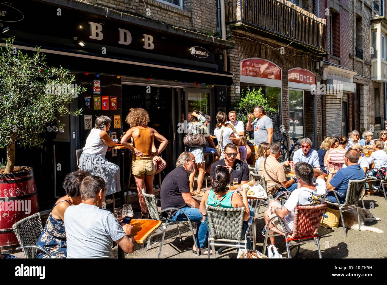 Leute sitzen vor Einer Bar in Dieppe, Normandie, Frankreich Stockfoto