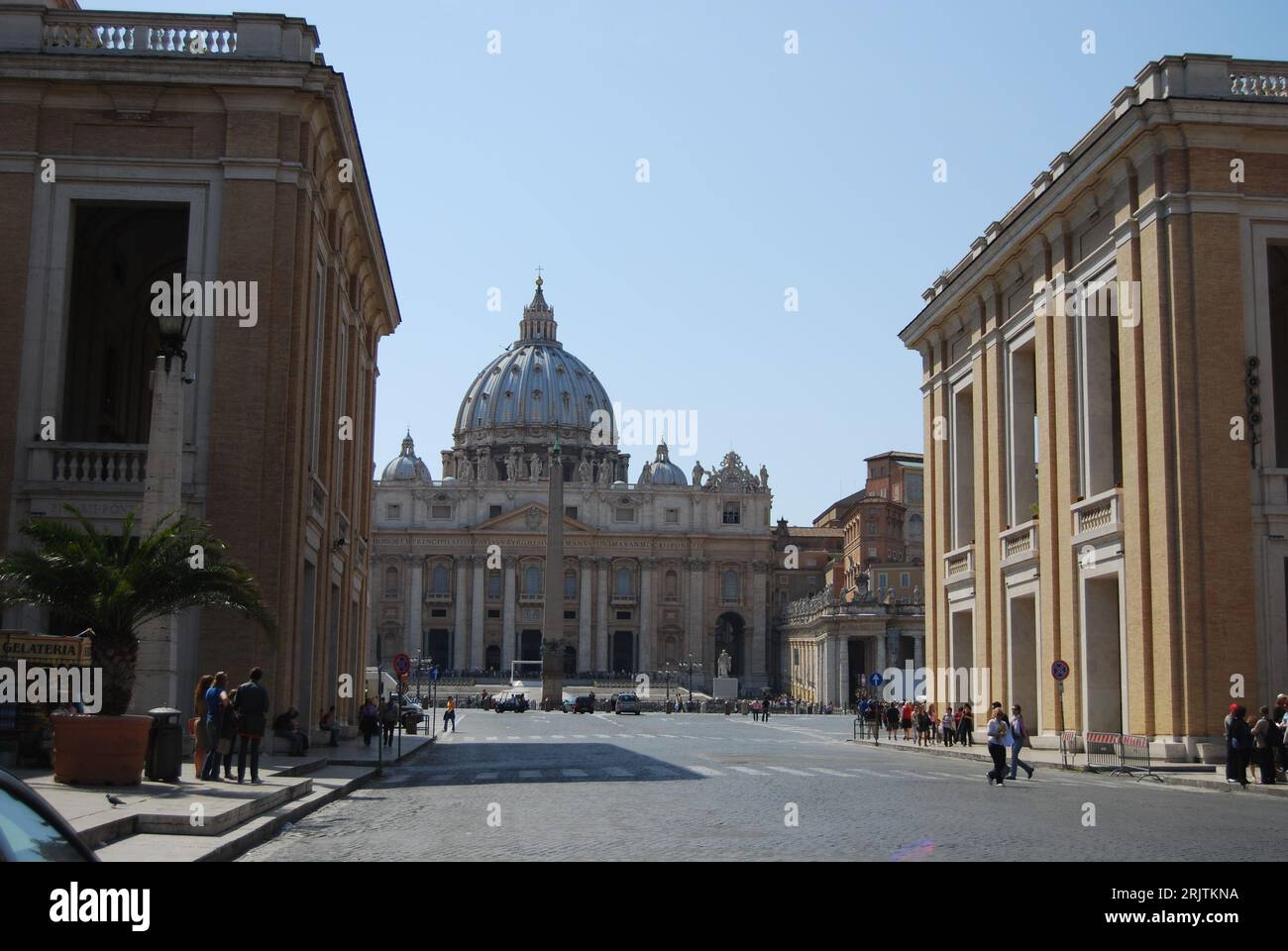 Blick auf St. Petersdom von der Via della Conciliazione in Rom, Italien Stockfoto