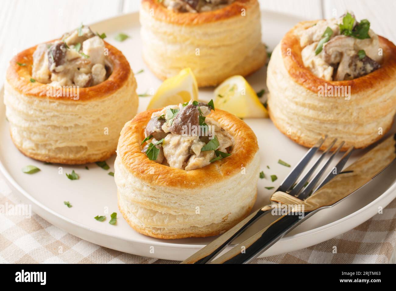 Köstliche klassische Vol-au-Vent gefüllt mit Huhn, Pilzen in einer ...