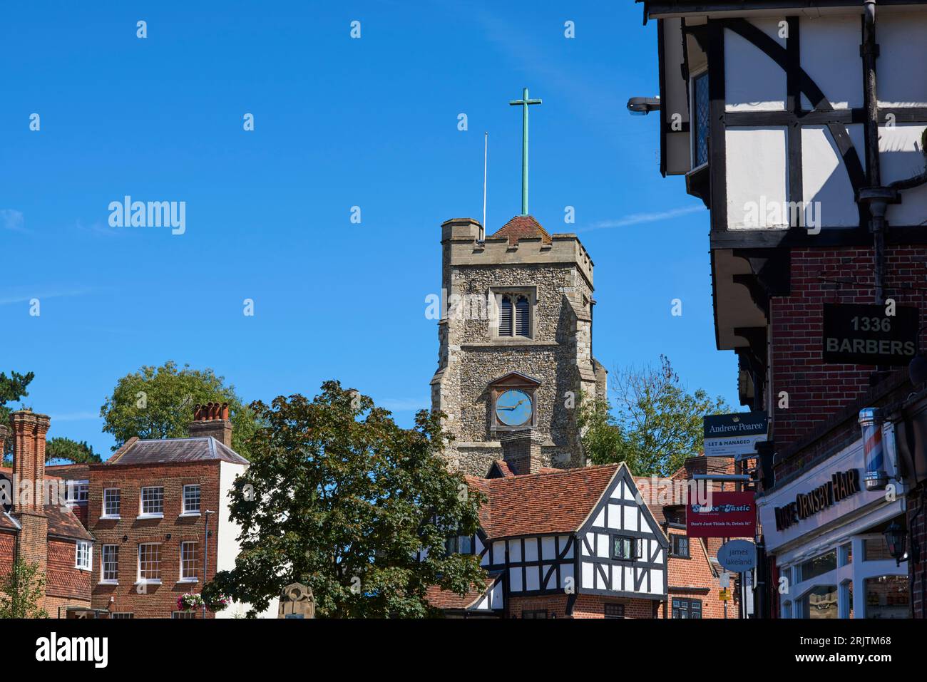 Der Kirchturm aus dem 15. Jahrhundert und die umliegenden Gebäude in Pinner Village, Middlesex, Greater London UK Stockfoto
