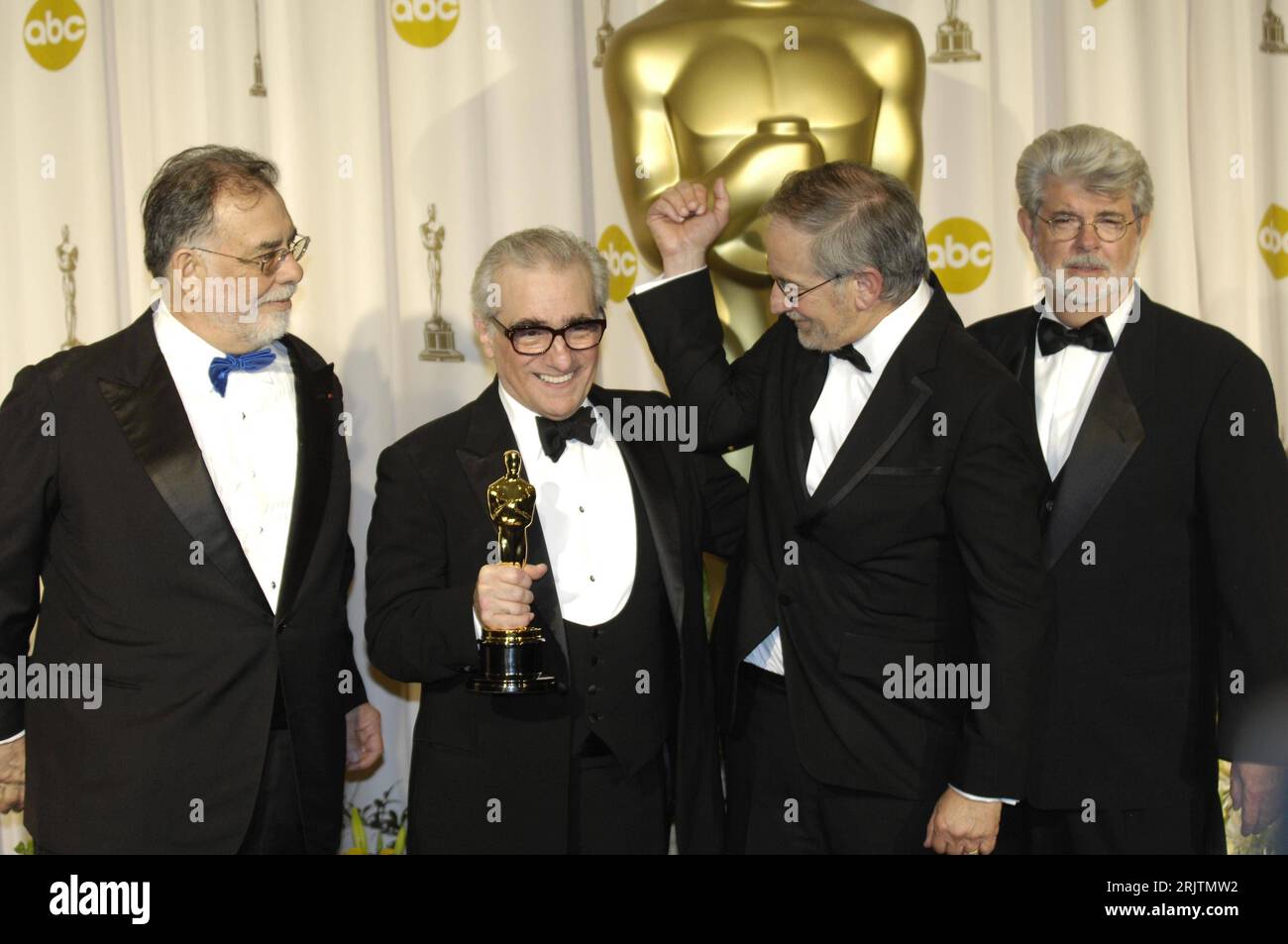 Bildnummer: 51723035 Datum: 25.02.2007 Copyright: imago/Xinhua Preisträger Regisseur Martin Scorsese (2.v.li., USA) mit seiner Trophäe für den Film - The Departed - und v.l.n.r.: Regisseur Francis Ford Coppola, Produzent George Lucas und Regisseur Steve Spielberg (alle USA) anlässlich der 79. Jährliche Academy Awards in Hollywood - PUBLICATIONxNOTxINxCHN, Personen , Objekte , optimistisch; 2007, los Angeles, LA, L.A., Oscar, Oscars, Oscarverleihung, Preis, 79. Verleihung, Preisverleihung, Pressetermin , Trophäe, Preisträger, Filmproduzent, Produzent, unter Feinden,;, quer, Kbdig, Gruppenbild Stockfoto