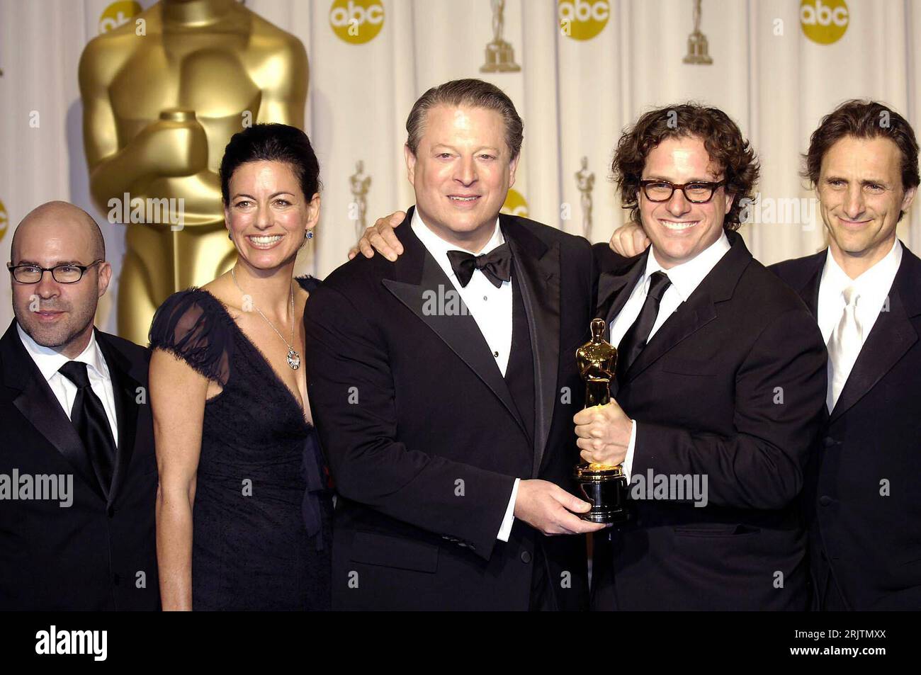 Oscar-Preisträger Lawrence Bender (USA/Filmproduzent), Davis Guggenheim (USA/Regisseur), Al Gore (USA) und Laurie Lennard (USA/Filmproduzentin) mit ihrer Trophäe anlässlich eines Pressetermins nach der Verleihung der 79. Jährliche Academy Awards 2007 in Hollywood - PUBLICATIONxNOTxINxCHN Stockfoto