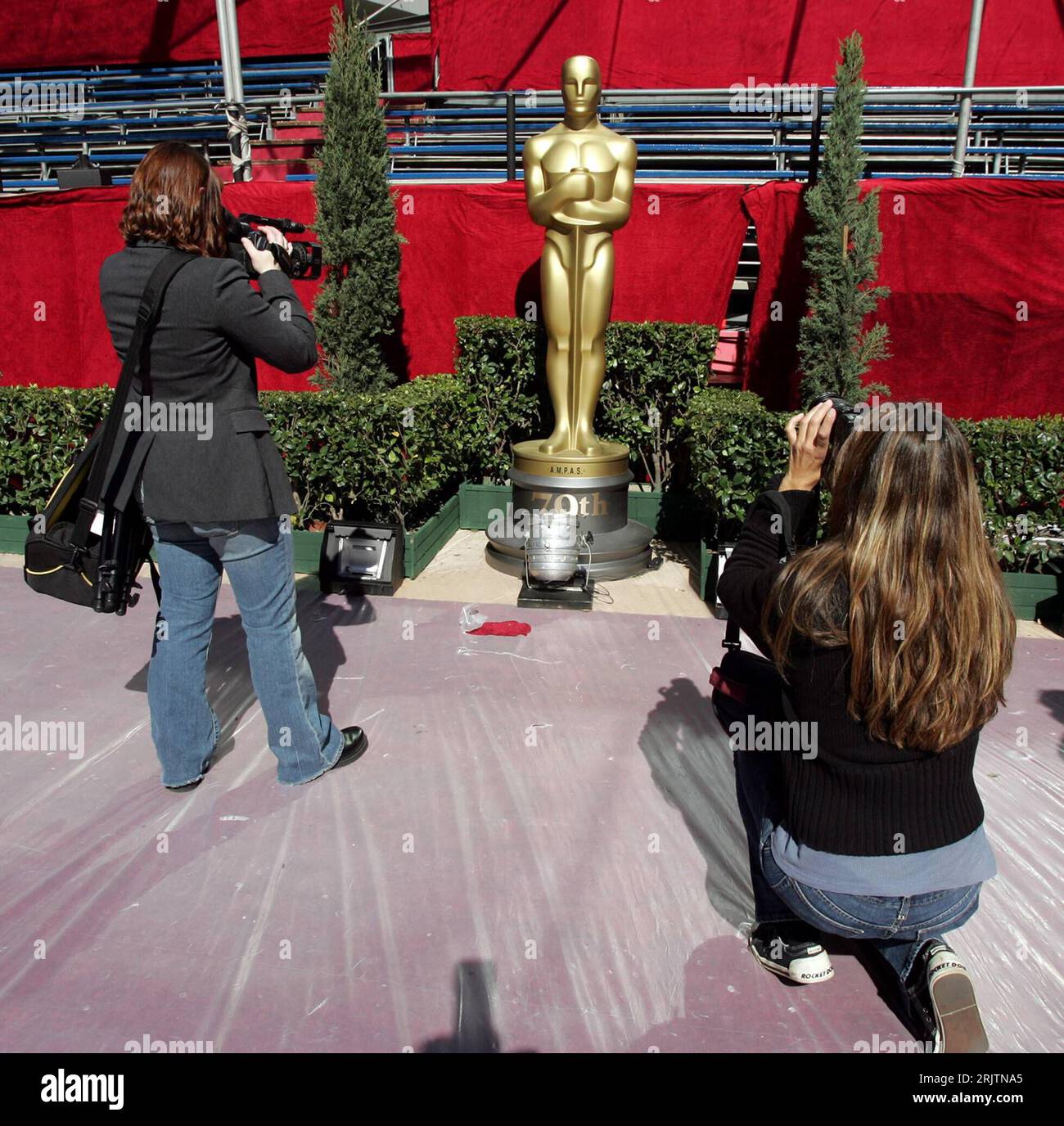 Bildnummer: 51730204 Datum: 24.02.2007 Copyright: imago/Xinhua Journalisten vor einer Oscar-Statue anlässlich der Vorbereitungen zu den 79. Jährliche Academy Awards in Hollywood - PUBLICATIONxNOTxINxCHN, Objekte , Personen; 2007, Los Angeles, LA, L.A., Oscar, Oscars, Oscarverleihung, 79, Vorbereitung, Journalist, Fotograf, Fotografen, Statue; , hoch, Kbdig, Gruppenbild, Film, Kunst, Rückansicht, Perspektive, Vereinigte Staaten von Amerika, Arbeitswelten, Gesellschaft, , Stockfoto