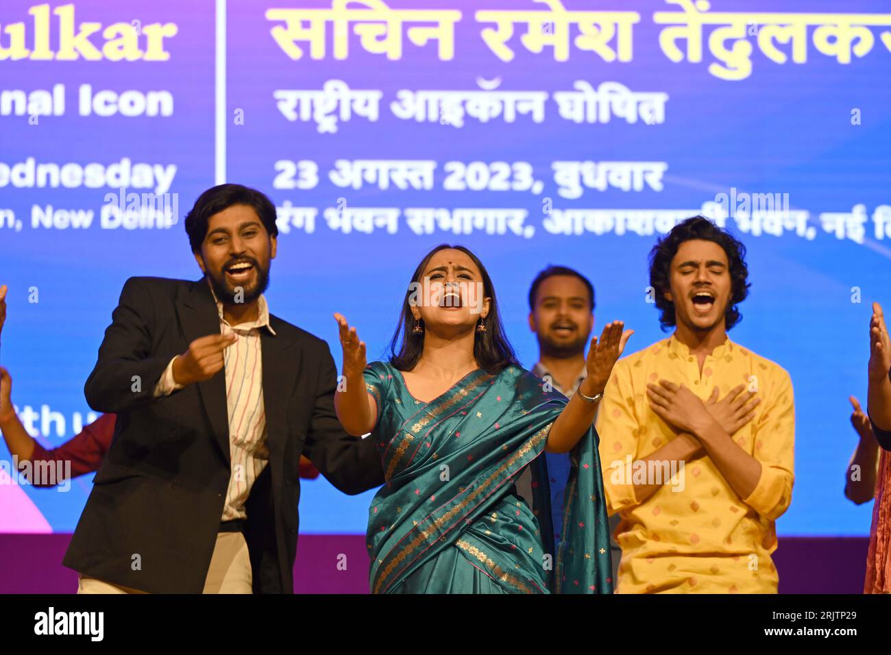 New Delhi, Indien. August 2023. NEW DELHI, INDIEN - 23. AUGUST: Schüler der National School of Drama (NSD) treten bei einem Programm auf, bei dem die Kricketlegende Sachin Tendulkar als „nationale Ikone“ der Wahlkommission (EC) anerkannt wurde, um eine höhere Wahlbeteiligung in Akashwani Bhawan am 23. August 2023 in Neu-Delhi, Indien, zu fördern. (Foto: Sanjeev Verma/Hindustan Times/SIPA USA) Credit: SIPA USA/Alamy Live News Stockfoto