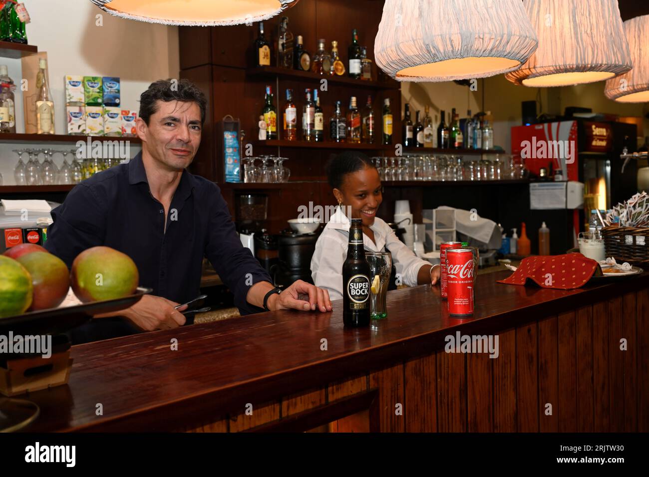 Das Personal in der traditionellen Holzbar serviert Getränke mit Gläsern und Flaschen auf Regalen dahinter, Serra da Estrela Restaurant Aveiro, Portugal Stockfoto