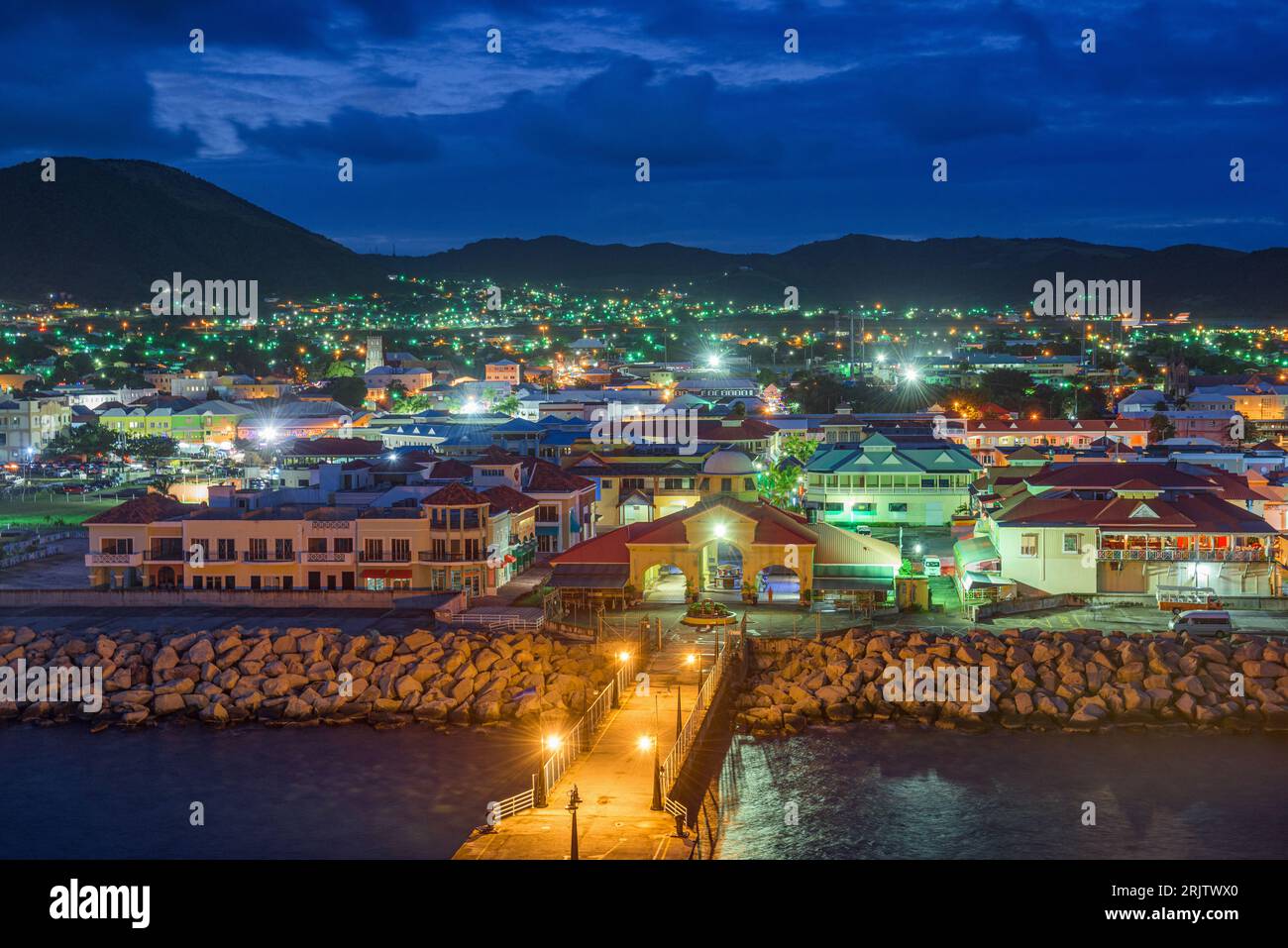 Basseterre, St. Kitts und Nevis Stadt Skyline am Hafen bei Nacht. Stockfoto