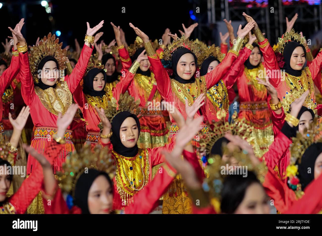 Makassar, Südsulawesi, Indonesien. August 2023. Eine Reihe von Tänzern spielen traditionelle Tanzkreationen bei der Eröffnung des Makassar International Eight Festival and Forum (F8) im Losari Beach Pavilion, Makassar City, South Sulawesi, Indonesien, Mittwoch, August 2023. Die Veranstaltung dauert bis zum 27. August 2023 und ist ein Veranstaltungsort für Tourismus, Kultur und Tourismusförderung. Und kulinarische Spezialitäten von Makassar. (Bild ZUR Anrechnung) NUR REDAKTIONELLE VERWENDUNG! Nicht für kommerzielle ZWECKE! Stockfoto