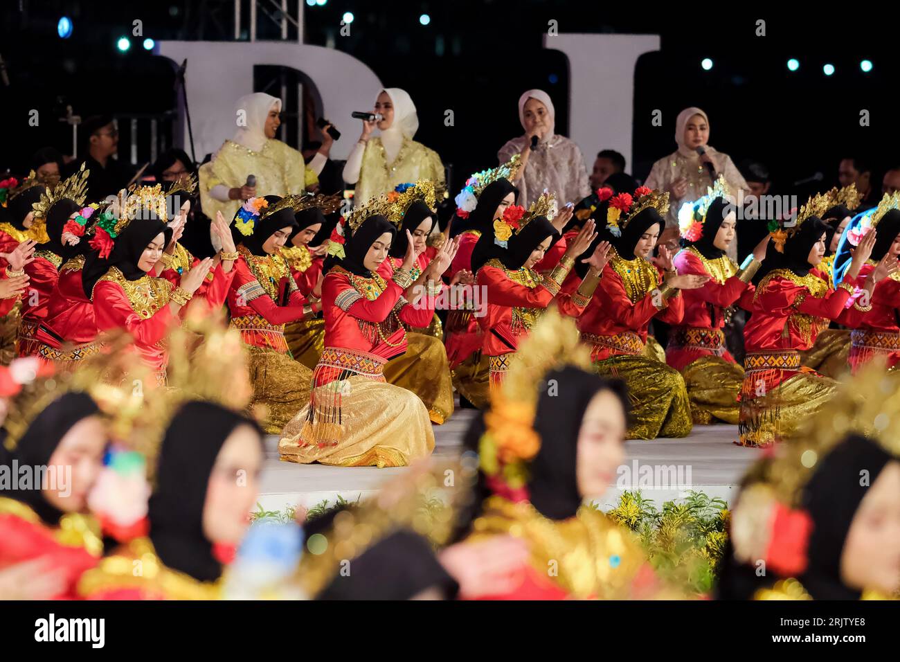 Makassar, Südsulawesi, Indonesien. August 2023. Eine Reihe von Tänzern spielen traditionelle Tanzkreationen bei der Eröffnung des Makassar International Eight Festival and Forum (F8) im Losari Beach Pavilion, Makassar City, South Sulawesi, Indonesien, Mittwoch, August 2023. Die Veranstaltung dauert bis zum 27. August 2023 und ist ein Veranstaltungsort für Tourismus, Kultur und Tourismusförderung. Und kulinarische Spezialitäten von Makassar. (Bild ZUR Anrechnung) NUR REDAKTIONELLE VERWENDUNG! Nicht für kommerzielle ZWECKE! Stockfoto