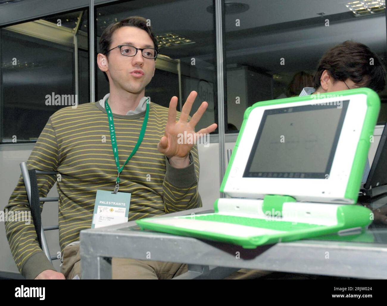 Bildnummer: 51803727 Datum: 12.04.2007 Copyright: imago/Xinhua 100 Dollar Laptop XO des OLPC Projekte - ein Laptop pro Kind - in Porto Alegre - PUBLICATIONxNOTxINxCHN, Personen , Personen; 2007, Porto Alegre, Quanta, Computer, PC, Laptop, billig, Billigware, Billigrechner, Billigcomputer, Entwicklungshilfe, Kinder, Mann, Männer, Techniker, Gestik,; , quer, Kbdig, Einzelbild, Industrie, Wirtschaft, Brasilien, , Stockfoto