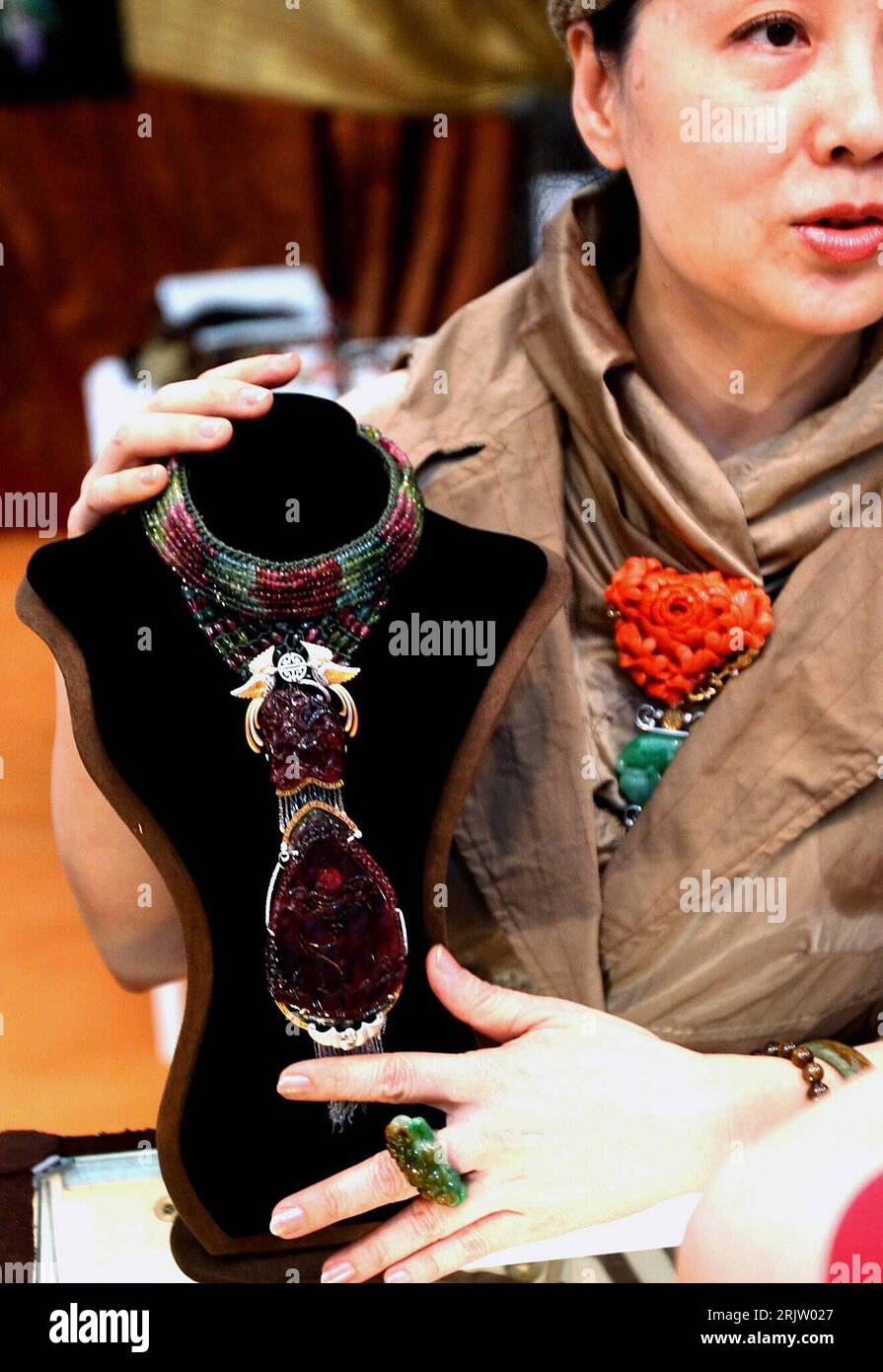 Bildnummer: 51804165 Datum: 10.04.2007 Copyright: imago/Xinhua Frau präsentiert ein Collier anlässlich der - 2007 Shanghai International Jewelry Exhibition - in Shanghai - PUBLICATIONxNOTxINxCHN, Objekte , Personen; 2007, Shanghai, Ausstellungen, Ausstellungsbesucher, Ausstellungsbesucherin, Besucher, Exponat, Exponat, Ausstellungsstück, Ausstellungsstücke, Kette, ketten, Halsketten, Schmuck, Colliers; , hoch, Kbdig, Einzelbild, China, , o0 Zubehör, Accessoires Stockfoto